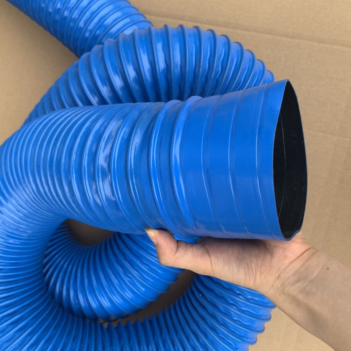 耐磨吸尘软管材质选择PU或PVC对比及选型指南插图2 耐磨吸尘软管材质选择PU或PVC对比及选型指南插图2